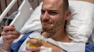 Керем Бюрсин лежи и пъшка след операция