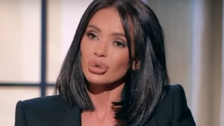 ЛЕШ!! Мара си показа краката, хората онемяха: Отварачката болно мършава, държи се за стената, за да не падне! (СНИМКИ)