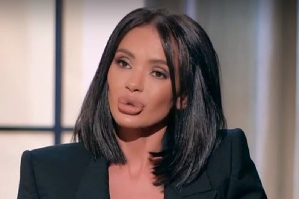ЛЕШ!! Мара си показа краката, хората онемяха: Отварачката болно мършава, държи се за стената, за да не падне! (СНИМКИ)