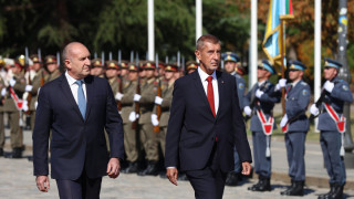 Радев посрещна евроскептичния Андрей Бабиш с официална церемония в София (снимки)