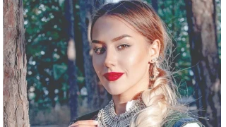 Певицата и риалити звезда Мона: Заради кариерата си прекъснах следването за второ висше