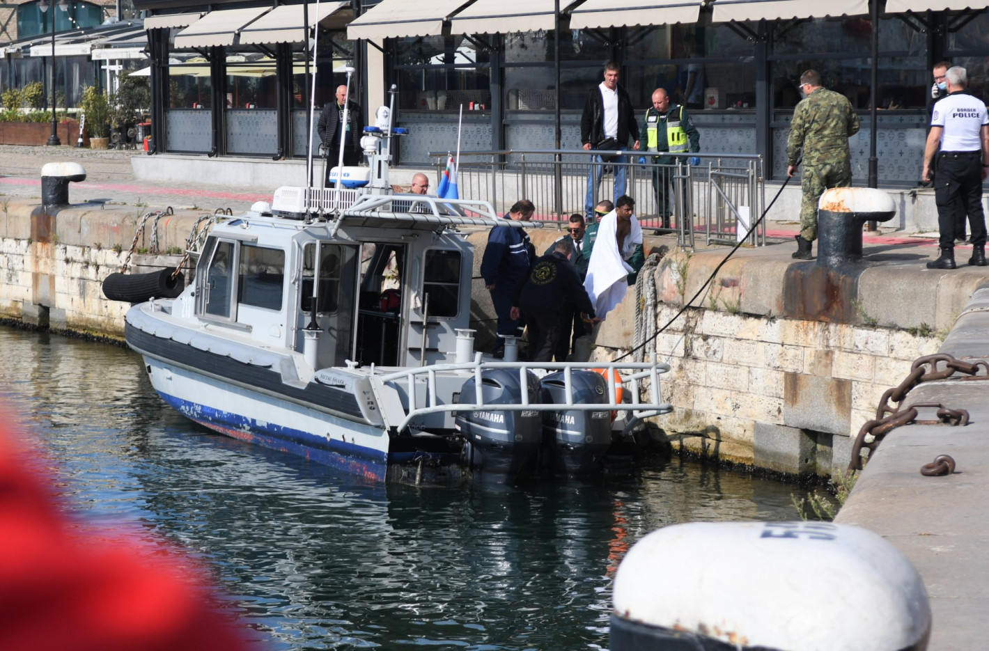 Катер на ВМС докара във Варна най-тежко ранените моряци (снимки)