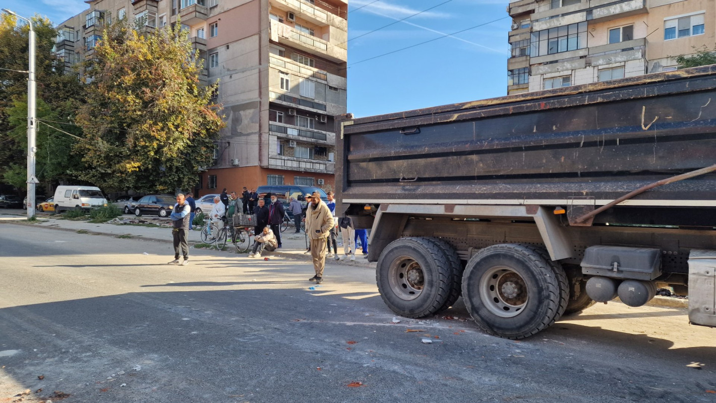 МВР събори с багер масивната ограда на къщата на наркодилър в Столипиново (снимки)