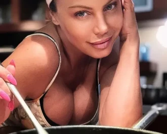 Камелия показа убийствено дупе по време на семейната си почивка Снимки