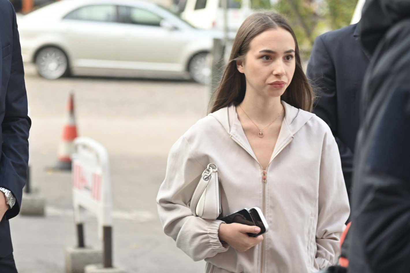 Ива Михайлова се прибра в България и влезе да се лекува в „Пирогов“ (снимки)