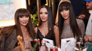 УНИКУМ!! Дъртата Мама Данчи ЯХНА ПАТКАТА: Родителката на Мара Отварачката изкърти нета! (СНИМКИ)