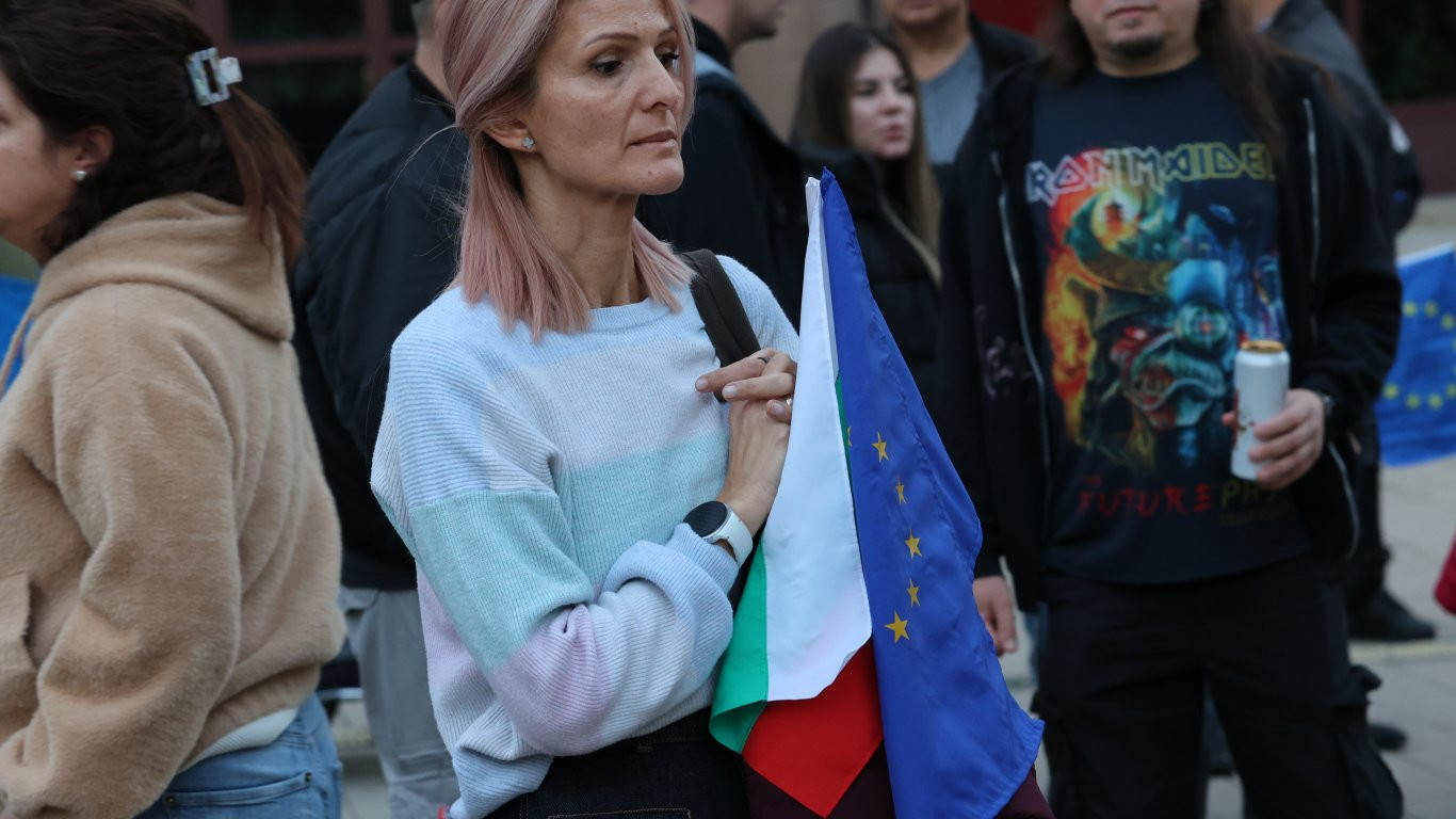 Протест срещу външната политика пред президентството (снимки)