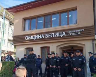 ИЗВЪНРЕДНО! Репресиите минаха всякакви граници - изведоха с белезници от общината Радослав Ревански, майка му припадна. Делян Пеевски към Радев: Няма да пречупите ДПС! (ВИДЕО) 