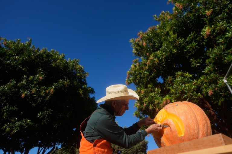 Американец, известен като "Пикасо на резбарите на тикви", отбелязва 40 години творчество за Хелоуин